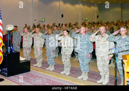 080105-M-0000CAMP ARIFJAN T-001, le Koweït (janv. 5, 2008) Les membres du parti officiel rend un hommage en face d'un "camarade tombé au champ d' affichage pendant un service commémoratif en l'honneur du Maître de 1re classe Victor Jeffries. Jeffries est décédé le 31 décembre, à partir de blessures subies dans un accident de voiture à l'extérieur de la ville de Koweït la veille de Noël, il a été affecté à la douane de la Marine américaine, Bataillon de soutien logistique expéditionnaire Marine Group et déployés au Koweït pour soutenir l'opération Iraqi Freedom. U.S. Marine Corps photo par le Sgt. 1re classe Paul Tuttle (libéré) US Navy 080105-M-0000T-001 Membres de l'Offic Banque D'Images