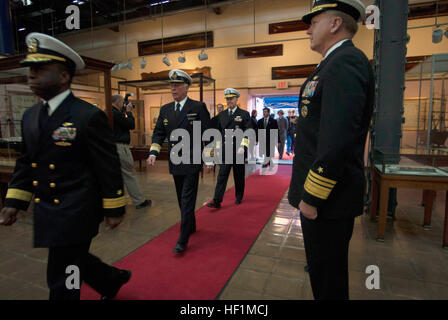 L'arrière de l'US Navy Adm. Earl L. Gay, le commandant du district naval de Washington, conduit marine allemande Vice Adm. Wolfgang E. Nolting, chef d'état-major de la Marine, chef des opérations navales et adm. Gary Roughead marins passés au garde-à-vous dans le Musée National de la Marine américaine au cours d'une cérémonie de bienvenue à l'arsenal de Washington à Washington, D.C., le 25 janvier 2008. Roughead Nolting a accueilli au cours de sa visite aux États-Unis. (U.S. Photo par marine Spécialiste de la communication de masse Tiffini 1ère classe M. Jones/libérés) Cérémonie de bienvenue à l'intérieur du Musée National de la Marine américaine 080125-N-FI224-011 Banque D'Images