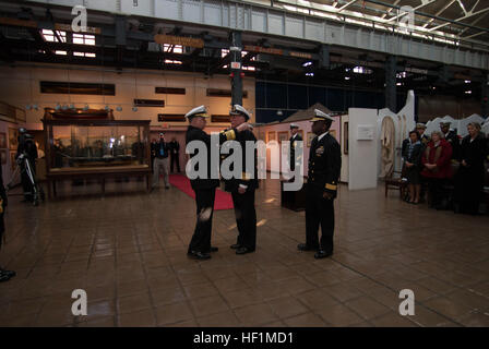 U.S. Navy Chief of Naval Operations Adm. Gary Roughead, gauche, awards la Légion du Mérite Médaille marine allemande Vice Adm. Wolfgang E. Nolting, chef d'état-major de la marine, tandis que l'arrière Adm. Earl L. Gay, le commandant du district naval de Washington, montres lors d'une cérémonie de bienvenue à l'intérieur du Musée National de la Marine américaine à la Washington Navy Yard à Washington, D.C., le 25 janvier 2008. Roughead Nolting a accueilli au cours de sa visite aux États-Unis. (U.S. Photo par marine Spécialiste de la communication de masse Tiffini 1ère classe M. Jones/libérés) Cérémonie de bienvenue à l'intérieur du Musée National de la Marine américaine 080125 Banque D'Images