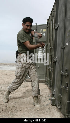 Les Marines de la 24e unité expéditionnaire des Marines, de l'OTAN et de la Force internationale d'assistance à la sécurité déballent leurs engins dans la province de Kandahar, en Afghanistan, se préparant à des opérations à spectre complet depuis leur arrivée. L'unité se concentre sur l'état de préparation opérationnelle, la coordination tactique et les capacités expéditionnaires. Banque D'Images