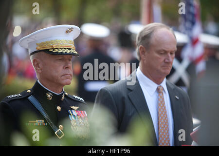 Le 35e commandant du Corps des Marines, le général James F. Amos, à gauche, et le maire de Jacksonville, N.C., Sammy Phillips, voir le mur commémoratif de Beyrouth Beyrouth lors de la 30e cérémonie d'observation Memorial à Jacksonville, NC, le 23 octobre 2013. La cérémonie a lieu chaque année à se rappeler les membres de service qui sont morts dans l'attentat le 23 octobre 1983, du 1er Bataillon, 8ème bâtiment du siège des Marines à Beyrouth, Liban. (U.S. Marine Corps photo par Lance Cpl. Cesar N. Contreras/libérés), les membres de famille observer le 30e anniversaire de l'attentat de Beyrouth 131023-M-PO905-040 Banque D'Images