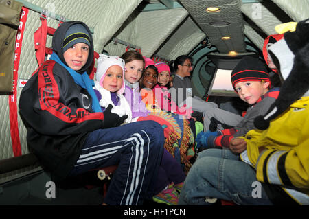 Les membres de l'US Air Force à partir de la 145e Escadron de maintenance (Caroline du Nord Air National Guard en donner aux enfants et aux autres participants de la populaire Mini C-130 Hercules réplique au cours de la septième assemblée annuelle 5K La piste de marche/course tenue à l'aéroport international Charlotte-Douglas, le 26 octobre. La mini-C-130 et les membres de la 145e Escadre de transport aérien ont appuyé le rapport annuel 5K pour les quatre dernières années en donnant en retour à la communauté qui donne tant à la N.C. Air National Guard. (Air National Guard photo par le Sgt. Patricia F. Moran, 145e Airlift Wing Public Affairs/ libéré) NCANG pro Banque D'Images