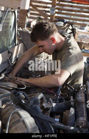 Le Corps des Marines des États-Unis. Alex Thomason, un mécanicien en transport motorisé avec Lima compagnie, 3e Bataillon, 7e Régiment de Marines, à réparer un M1114 polyvalent à grande mobilité des véhicules à roues à la base d'opérations avancée (BOA) Zeebrugge, district de Kajaki, dans la province d'Helmand, en Afghanistan, octobre27, 2013. Thomason travaille quotidiennement à l'entretien et la réparation de tous les véhicules sur la BOA. (Marine Corps photo par Lance Cpl. Sean Searfus/ libéré) 3-7 Lima Co. HMMWV Entretien 131027-M-VH365-051 Banque D'Images