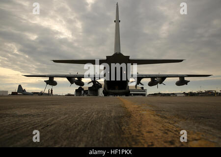 Un KC-130J Hercules du Marine Aerial Refueler Squadron 252 se prépare sur la ligne de vol à MCAS Cherry point pour effectuer des opérations de ravitaillement aérien, capable de transporter 84 000 livres de carburant. Banque D'Images