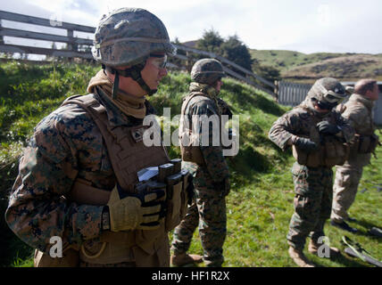 Le Cpl. Thomas Cornwall, la police militaire avec le 1er Bataillon de l'application de la Loi, de Ventura, Californie, à l'écoute des instructions avant de tirer l'arme individuelle (IW) fusil d'assaut Steyr durant les premiers stades de l'exercice Southern Katipo 2013 Camp Militaire à Waiouru, Nouvelle-Zélande, le 7 novembre. SK13 augmente la capacité de tous les participants à coordonner dans le cadre des opérations complexes. La Protection personnelle de l'équipe SK13 met feu dans le 131107-M-SE196-002 Banque D'Images