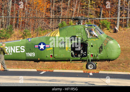 L'hélicoptère UH-34D terres dans le parking situé en face du Musée National de la Marine Corps le 8 novembre 2013. L'hélicoptère a été donné au musée par l'Escadron d'hélicoptères maritimes de l'Association des Anciens Combattants 361. Les membres de l'association, a passé plus de 40 000 heures de travail sur l'hélicoptère avant qu'il était capable de voler à nouveau. (Marine Corps photo par Lance Cpl. Le Cuong) Parution/ Vietnam Veterans visiter le Musée National de la Marine Corps 131108-M-GO581-048 Banque D'Images