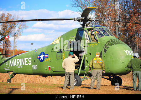 L'hélicoptère UH-34D terres dans le parking situé en face du Musée National de la Marine Corps le 8 novembre 2013. L'hélicoptère a été donné au musée par l'Escadron d'hélicoptères maritimes de l'Association des Anciens Combattants 361. Les membres de l'association, a passé plus de 40 000 heures de travail sur l'hélicoptère avant qu'il était capable de voler à nouveau. (Marine Corps photo par Lance Cpl. Le Cuong) Parution/ Vietnam Veterans visiter le Musée National de la Marine Corps 131108-M-GO581-060 Banque D'Images