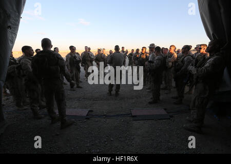 Le sergent du Corps des Marines des États-Unis. Le Major Paul A. Berry, centre, le sergent-major de commandement du Commandement régional sud-ouest, parle avec les Marines sur le 238e anniversaire de la Marine Corps à la base d'opérations avancée Delaram II, la province de Helmand, Afghanistan, le 10 novembre 2013. (DoD photo par le Cpl. Nicolas T., Nohalty U.S. Marine Corps/libérés) 131110-M-PN127-166 (10853306865) Banque D'Images