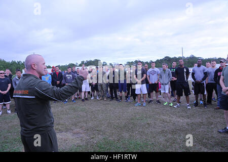 Le capitaine Lee Stuckey, le commandant de compagnie de transport et de soutien logistique de combat, 2 Bataillon, 2e Groupe Logistique Maritime, parle à la Marine avant un mémorial 5k à un parc à bord de Camp Lejeune, N.C., 22 novembre 2013. Marines qui a servi avec le Cpl. Christopher M. Monahan Jr. et lance le Cpl. Dale W. moyens, qui ont été tués en action, ont partagé leur expérience de vie avec tout le monde, voulant rappeler à tous quel genre de personnes qu'ils étaient. Moyens, Monahan a commémoré avec memorial 5k 131122-M-IU187-019 Banque D'Images