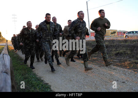 Les Marines de l'élément de combat au sol de la Force opérationnelle aérienne-terrestre à but spécial ont mené un entraînement physique conjoint avec des militaires espagnols à la base aérienne de Morón, en Espagne, le 3 décembre 2013, améliorant l'interopérabilité et la coopération entre les forces. Banque D'Images