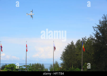 Une MV-22B banques Osprey passé la foule assemblée au cours d'une démonstration aérienne à la 4e congrès biennal Brunéi Darussalam International Defence Exhibition and Conference le 4 décembre au Centre d'exposition BRIDEX à Bandar Seri Begawan, Brunei. L'événement de cinq jours comprend des expositions et démonstrations de matériel militaire, avec le thème de combler l'écart de capacité. 13 BRIDEX est une occasion pour la communication et la coopération avec les partenaires régionaux et les alliés, construit des relations multilatérales et améliore la préparation aux catastrophes naturelles et autres opérations de contingence. La participation des États-Unis à BRID Banque D'Images