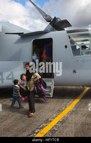 Les membres de la communauté une sortie MV-22B Osprey présentation statique le 4 décembre à la base aérienne de Rimba, Brunei, au cours du 4e congrès biennal Brunéi Darussalam International Defence Exhibition and Conference. Le public a été en mesure de venir à la base pour voir les avions exposés de nombreux pays. L'événement de cinq jours comprend des expositions et démonstrations de matériel militaire, avec le thème de combler l'écart de capacité. 13 BRIDEX est une occasion pour la communication et la coopération avec les partenaires régionaux et les alliés, construit des relations multilatérales et améliore la préparation aux catastrophes naturelles et autres opéra d'urgence Banque D'Images