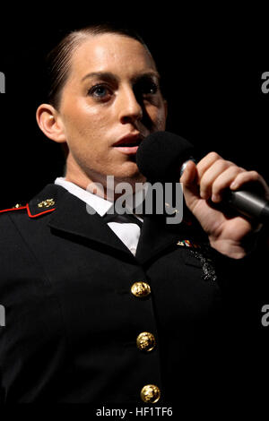 Le sergent des Marines des États-Unis. Jennifer Thiroux, percez instructeur, 4e Bataillon, de recrutement et de formation des recrues Regiment, Marine Corps Recruter Depot Parris Island, chante 'temps de Noël est ici' 'pendant une nuit en ville" au centre-ville de Beaufort, S.C., le 6 décembre 2013. Les Parris Island Marine Band a été d'effectuer sur l'une des nombreuses étapes mis en place sur Bay Street, au centre-ville de cette nuit. (U.S. Marine Corps photo par le Sgt. Esdras Ruano, MCRD Parris Island/Caméra de combat libéré) une nuit sur la ville 131206-M-XZ244-128 Banque D'Images