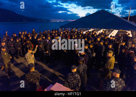 Chef de l'état-major le Général Martin E. Dempsey se réunit avec les marins de la classe Arleigh Burke destroyer lance-missiles USS Stout dans la baie de Souda, Grèce, Dec 7, 2013. 'Avoir le Stout out ici, sur le point de la nation, me permet d'avoir une certaine quantité de confiance que nous allons gérer par quoi que ce soit," dit Dempsey. 'Ce que j'espère que les marins sortir de ma visite ici, c'est un sentiment d'à quel point nous apprécions ce qu'ils font. Cette pièce d'équipement sophistiqué vraiment vraiment est seulement aussi bon que les hommes et les femmes qui l'homme, c'est pourquoi je veux m'assurer que j'aurai la chance de leur dire personnellement Banque D'Images