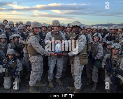 Le général de brigade Vincent A. Coglianese, commandant général de la première Marine Logistics Group, pose pour une photo avec les Marines du bataillon logistique de combat 1, 1 Régiment de logistique de combat, 1MLG, après les présenter la défense nationale l'unité de l'Association des transports de l'année au cours de l'effort à bord 14 Chevalier d'acier Camp Pendleton, en Californie, 9 décembre. Chaque année, l'NDTA reconnaît une unité militaire qui accompli un service exceptionnel dans le domaine du transport et de la logistique au cours de l'exploitation. Bec-1 a fourni un soutien exceptionnel à l'équipe de combat régimentaire 5 et d'autres forces de la coalition durant Banque D'Images