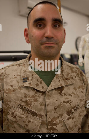 Le lieutenant de la marine Orlando Cabrera, originaire de Plainfield, N.J., pose pour une photo à l'aide globale station sur Camp Sapadalure, province de Helmand, Afghanistan, le 13 décembre 2013. Cabrera, médecin et acupuncteur, médical utilise régulièrement l'ancienne pratique de l'acupuncture pour traiter servicemembers avec questions physique ou émotionnel à la base. Sur les broches et les aiguilles, médecin de la Marine s'attaque avec la médecine de déploiement 131213-M-ZB219-020 Banque D'Images