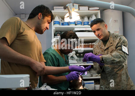 Les Marines du 24e Marine Expeditionary Unit (MEU) 24e, International Security Assistance Force (ISAF), l'OTAN, la conduite de la formation médicale et dentaire avec l'Armée nationale afghane (ANA). Cette formation permettra de mieux préparer l'Afghanistan dentiste personnel médical pour traiter les membres de l'ANA. Médecin Afghan Habibi et M. Jamshid travailler avec le Lieutenant Dentiste Marine Hohl sur une ANA Patient.(US Marine Corps photo par GySgt James H. Frank) Assistance médicale et dentaire DVIDS98872 Banque D'Images