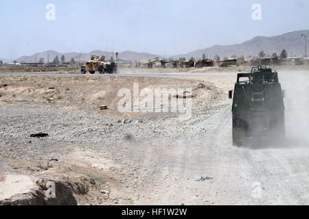 Les Marines du 24e Marine Expeditionary Unit (MEU) 24e, International Security Assistance Force (ISAF), l'OTAN, en déroute pour mener la formation médicale et dentaire avec l'Armée nationale afghane (ANA). Cette formation permettra de mieux préparer l'Afghanistan dentiste personnel médical pour traiter les membres de l'ANA. (US Marine Corps photo par GySgt James H. Frank) Assistance médicale et dentaire DVIDS98880 Banque D'Images