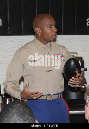 Le major Dominique Neal, le commandant du poste de recrutement de Los Angeles et San Francisco, Californie, indigène, parle à l'Semper Fidelis All-American Bowl les joueurs sur le leadership durant le petit-déjeuner à bord de l'hôtel Hyatt Regency à Garden Grove en Californie, le 4 janvier 2014. Le Semper Fidelis joueurs All-American visité Universal Studios dans le cadre du programme de football Semper Fidelis, qui donne l'occasion à la Marine Corps de se connecter sur un plan personnel et au niveau local avec des joueurs et des influenceurs, démontre notre engagement à développer la qualité de citoyens, et renforce la façon dont nos valeurs fondamentales d'h Banque D'Images