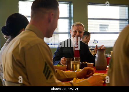 Secrétaire de la Marine l'honorable Ray Mabus mange à midi avec le U.S. Marine Corps sous-officiers (S/Off) sur le Camp Pendleton, en Californie, le 10 janvier 2014. Au cours du repas Mabus abordées des questions ou des préoccupations à l'avait sous-officiers. (U.S. Marine Corps photo par le Cpl. Alejandro Pena, 1re Division de marines/Caméra de combat libéré) Secrétaire de la Marine l'honorable Ray Mabus mange à midi avec le U.S. Marine Corps sous-officiers (S/Off) sur le Camp Pendleton, en Californie, le 10 janvier, 2014 140110-M-YH552-019 Banque D'Images