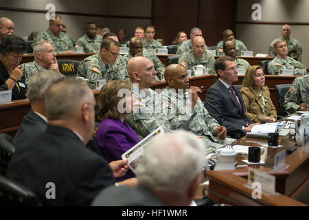 Le général de l'armée américaine Les mémoires Smith Chef de cabinet Le Général Ray Odierno, le 13 janvier 2014 à Fort Leonard Wood, Mo., mission, les capacités et l'impact sur la communauté. (U.S. Photo de l'armée par le Sgt. Mikki L. Sprenkle/libérés) chef d'état-major de l'armée américaine visites Fort Leonard Wood 140113-A-KH856-285 Banque D'Images