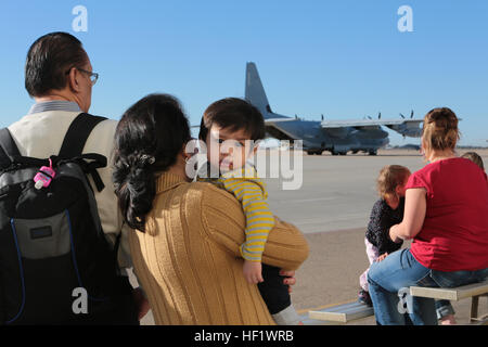 Famille et amis regardent les Marines américains avec Marine Aerial Refueler transport Squadron 352, Marine Aircraft Group 11, 3rd Marine Aircraft Wing, départ de Marine corps Air Station Miramar, en Californie, pour soutenir l'opération Enduring Freedom le 15 janvier 2014. Banque D'Images