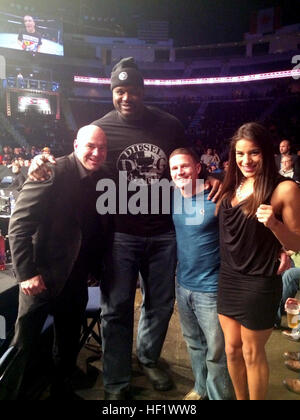 Un U.S. Marine (centre-droit) pose avec Dana White (à gauche), Président de Mixed Martial Arts) l'Ultimate Fighting Championship, "Shaq" Shaquille O'Neal, un ancien joueur de la National Basketball Association, et Julianna 'La Renarde vénézuélien Pena' (à droite), l'ultime saison de chasse 18 champion, lors d'un combat UFC côté cage. Cette Marine a été en mesure d'assister à la lutte et rencontrez ces personnes célèbres à travers le programme appelé America's Heroes s'adonner à des loisirs en plein air, la Fondation d'un héros, d'appuyer les anciens combattants à poursuivre le processus de guérison, afin qu'ils puissent se concentrer sur leur avenir et concilier Banque D'Images