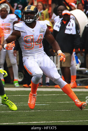 Dexter McCluster (deuxième à gauche), punt returner aux Chiefs de Kansas City, évite un plaquage par Paul Posluszny, secondeur intérieur pour les jaguars de Jacksonville, au cours de la 2014 Pro Bowl de la Ligue nationale de football de l'Aloha Stadium, New York, le 26 janvier 2014. (U.S. Marine Corps photo par Lance Cpl. Matthew Bragg) Robert Quinn 2014 Pro Bowl Banque D'Images