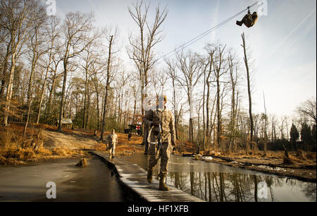 Les candidats affectés à la Compagnie Charlie, United States Marine Corps, l'École des aspirants-officiers font leur chemin jusqu'au début de la Tarzan cours au Marine Corps Base Quantico, en Virginie, Feb 02, 2014. Les candidats ont terminé le cours dans le cadre de leur formation. (U.S. Marine Corps photo par le s.. Ézéchiel R. Kitandwe/OCS) Parution Cours Tarzan 140204-M-RO295-260 Banque D'Images