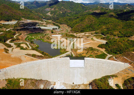 Vue aérienne de l'Portugues Barrage dans Ponce, Porto Rico. Le barrage a été inauguré le 5 février par le gouverneur de Porto Rico, Alejandro Garcia Padilla et honorable Jo-Ellen Darcy, Secrétaire adjoint de l'armée pour les travaux de génie civil. (Photo de la Garde nationale par le sergent. Joseph Rivera Rebolledo, Porto Rico Le Bureau des affaires publiques de la Garde nationale) 1163269 Vue aérienne de l'PortuguC3A9s Barrage dans Ponce, Puerto Rico 2014 Banque D'Images