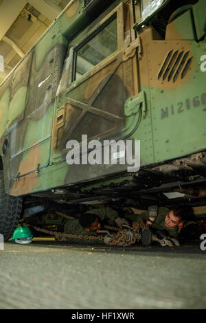 Le Corps des Marines des États-Unis. Geechy Adrien, gauche, originaire de Brooklyn, N.Y., et lance le Cpl. Rod Keller, originaire de Fredericksburg, en Virginie, à la fois 22e Marine Expeditionary Unit (MEU) lutter contre les Marines, fixez une ambulance pour le pont de l'USS Mesa Verde (LPD 19), en mer, le 11 février 2014. L'IP est le déploiement de la flotte des États-Unis 5e et 6e secteurs de responsabilité avec le groupe amphibie Bataan comme un corps expéditionnaire basés en mer, la force de réaction de crise pouvant effectuer des missions amphibies dans toute la gamme des opérations militaires. (U.S. Marine Corps photo par le Cpl. Manuel A. Estrada/libérés) Banque D'Images