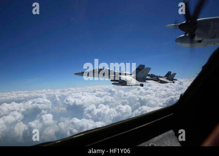 Une FA-18D Hornet se déconnecte d'un KC-130J Super Hercules après transformation en a été terminée au cours de l'effort d'Or 2014 Cobra plus de Rayong, Royaume de Thaïlande, le 12 février 2014. CG 14 est un exercice d'entraînement multinational développé pour renforcer la sécurité et l'interopérabilité entre le Royaume de Thaïlande, les États-Unis et les autres nations participantes. La FA-18D Hornet est de chasseurs tout temps avec Marine Attack Squadron 242, Marine Aircraft Group 12, 1er sur l'aile Marine, Expaditionary Marine III La Force. Le KC-130J Super Hercules est avec ravitaillement Aérienne Escadron de transport maritime, 152 G Banque D'Images