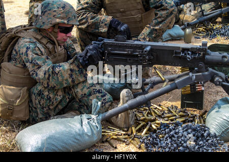 Le Cpl. Kenneth G. Dutkiewicz, un natif de Chicago, teste sa précision avec la M2 mitrailleuse de calibre .50 10 févr. 12 à Ban Chan Krem, Royaume de Thaïlande au cours de l'exercice Cobra Gold. Gold Cobra démontre les États-Unis et le Royaume de Thaïlande s'est engagé à un rêve, alliance et partenariat régional, la prospérité et la sécurité dans la région Asie-Pacifique. Dutkiewicz est un mécanicien en transport avec le Siège et Service Company, 3e bataillon du 1er Régiment de Marines actuellement affecté au 4ème Régiment de Marines, 3e Division de marines, III Marine Expeditionary Force en vertu du programme de déploiement. Banque D'Images