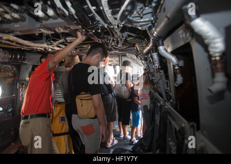 Les membres du public à pied à travers et examiner l'intérieur d'un MV-22B Balbuzard le 15 février au cours de la Singapore International Airshow 2014 au centre des expositions de Changi. L'exposition statique de donner au public la chance de visiter l'intérieur d'aéronefs et de poser des questions au sujet de l'aéronef pour les Marines qui travaillent avec eux. Le Singapore Air Show 2014 permet d'édifier des relations entre les États-Unis et Singapour, ainsi que parmi la communauté internationale. L'événement encourage les discussions d'armée à armée sur des aéronefs et de l'équipement, ce qui permet une plus grande interopérabilité des plates-formes d'aviation, et furth Banque D'Images