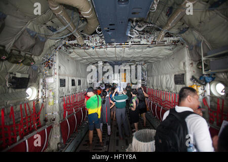 Les membres du public à pied à travers et examiner l'intérieur d'un KC-130J Super Hercules le 15 février au cours de la Singapore International Airshow 2014 au centre des expositions de Changi. L'exposition statique de donner au public la chance de visiter l'intérieur d'aéronefs et de poser des questions au sujet de l'aéronef pour les Marines qui travaillent avec eux. Le Singapore Air Show 2014 permet d'édifier des relations entre les États-Unis et Singapour, ainsi que parmi la communauté internationale. L'événement encourage les discussions d'armée à armée sur des aéronefs et de l'équipement, ce qui permet une plus grande interopérabilité des plates-formes d'aviation, un Banque D'Images