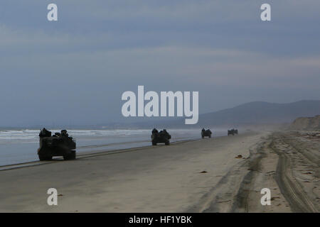 Les Marines américains avec 3e bataillon amphibie assaut Marines transport du 1er bataillon du 1er Régiment de Marines, dans les véhicules d'assaut amphibie AAV-7 pendant l'exercice 2014 main de fer à bord de Camp Pendleton, en Californie, le 18 février 2014. Iron Fist est un exercice amphibie qui rassemble les Marines et les marins de la 15e unité expéditionnaire de marines, d'autres JE Marine Expeditionary Force, et les soldats de la terre d'autodéfense du Japon, afin de promouvoir l'interopérabilité militaire et de perfectionner les compétences d'petit-unité et difficile, grâce à un entraînement réaliste et complexe. (U.S. Photo par Marine Corps Banque D'Images