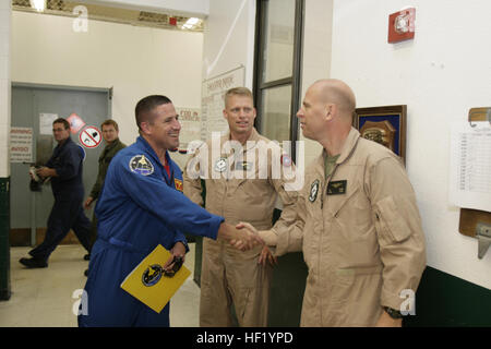 ASTRONAUT.01080603-M-0007C-5282.jpg MARINE CORPS AIR STATION MIRAMAR, Californie - Marine Le Colonel George Zamka, (à droite) le pilote de la mission STS-120 de la navette spatiale Discovery à partir de 23 octobre 2007 au 23 novembre 2007, rencontre le lieutenant-colonel Robert Premo, commandant de l'Escadron de chasse maritime Formation attaque 101, groupe 11 aéronefs maritimes (Rein.), 3rd Marine Aircraft Wing lors de sa visite à l'escadron. Au cours de sa visite, Zamka retourné un VMFA(AW)-121 patch que lui a donné 10 ans plus tôt par le Major Jay Ingwell, un instructeur de l'escadron. Ingwell le timbre déchiré sa combinaison de vol et le donna à dix Zamka Banque D'Images