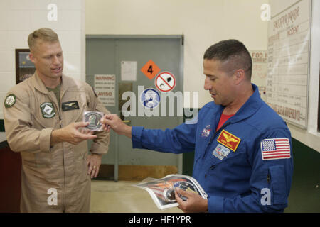 ASTRONAUT.02080603-M-0007C-5308.jpg MARINE CORPS AIR STATION MIRAMAR, Californie - Marine Le Colonel George Zamka, (à droite) le pilote de la mission STS-120 de la navette spatiale Discovery à partir de 23 octobre 2007 au 23 novembre 2007, donne un escadron d'attaque de chasseurs tout temps Marine 121 Patch pour le Major Jay Ingwell, un instructeur avec Marine Fighter Squadron 101 de la formation d'attaque, Marine Aircraft Group 11 (Rein), 3rd Marine Aircraft Wing. Ingwell le timbre déchiré sa combinaison de vol et le donna à Zamka 10 ans plus tôt lorsque Zamka a été accepté comme un pilote de la NASA. Ingwell, qui ont servi aux côtés de Zamka avec VMFA(AW)-121, lui demanda Banque D'Images