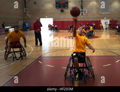 Le Cpl. Josue Barron, originaire de Cudahy, Californie, tire un lay-up au cours de la pratique à la Marine Corps 2014 Essais cliniques au Marine Corps Base Camp Pendleton, en Californie, le 4 mars 2014. Barron a perdu sa jambe gauche et l'œil gauche pendant son déploiement au 3e Bataillon, 5e Régiment de Marines, le bataillon Darkhorse, en octobre 2010. Le régiment du Corps des Marines blessés blessés permet, malades ou blessées Marines de se concentrer sur leurs capacités et de trouver de nouveaux moyens de se développer. Les athlètes seront en compétition de tir à l'arc, randonnée à vélo, tir, natation, athlétisme, champ, le volleyball assis, et le basket-ball en fauteuil roulant, 4-12 mars. (U.S. Marin Banque D'Images