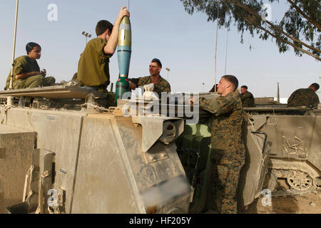 Les forces de défense israéliennes (FDI) soldats expliquent comment l'IDF 120 mm système automatisé de mortier travaille au sein d'un véhicule de transport de troupes aux Marines des États-Unis avec l'Équipe de débarquement du bataillon 1er Bataillon, 6e Régiment de Marines, 22e Marine Expeditionary Unit (MEU) au cours d'un exercice d'entraînement bilatéral avec les FDI en Israël, le 5 mars 2014. Le MEU est déployé vers les États-Unis 6e zone d'opérations de la flotte avec le groupe amphibie Bataan comme un corps expéditionnaire basés en mer, la force de réaction de crise pouvant effectuer des missions amphibies dans toute la gamme des opérations militaires. (U.S. Marine Corps photo par le Cpl. Manu Banque D'Images