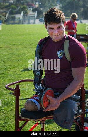 Le s.. Timothy Brown, de Houston, Texas, prend une pause jetant le discus pendant les essais au Marine Corps 2014 Marine Corps Base Camp Pendleton, en Californie, le 5 mars 2014. Le Marine Corps permet aux essais, malades ou blessés Marines blessés à se concentrer sur leurs capacités et de trouver de nouveaux moyens de se développer. Les athlètes concourent en tir à l'arc, vélo, tir, natation, athlétisme, champ, le volleyball assis, et le basket-ball en fauteuil roulant. (U.S. Marine Corps photo par le Sgt. Michael C. Walters/) Parution Essais Marine Corps Jour 2 140305-M-PR201-310 Banque D'Images