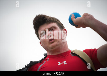 Le s.. Timothy Brown, de Houston, Texas, jette un lancer du poids au cours de la Marine Corps 2014 Essais cliniques au Marine Corps Base Camp Pendleton, en Californie, le 6 mars 2014. Le Marine Corps cliniques permettent aux blessés, malades, blessés ou marines pour se concentrer sur leurs capacités et de trouver de nouveaux moyens de se développer. Les athlètes concourent en tir à l'arc, vélo, tir, natation, athlétisme, champ, le volleyball assis, et le basket-ball en fauteuil roulant. (U.S. Marine Corps photo par le Sgt. Michael C. Walters/) Parution Essais Marine Corps Jour 3 140306-M-PR201-400 Banque D'Images