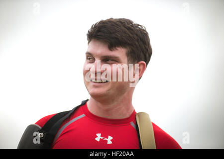 Le s.. Timothy Brown, de Houston, Texas, réagit à un lancer du poids lancer au cours de la Marine Corps 2014 Essais cliniques au Marine Corps Base Camp Pendleton, en Californie, le 6 mars 2014. Le Marine Corps cliniques permettent aux blessés, malades, blessés ou marines pour se concentrer sur leurs capacités et de trouver de nouveaux moyens de se développer. Les athlètes concourent en tir à l'arc, vélo, tir, natation, athlétisme, champ, le volleyball assis, et le basket-ball en fauteuil roulant. (U.S. Marine Corps photo par le Sgt. Michael C. Walters/) Parution Essais Marine Corps Jour 3 140306-M-PR201-448 Banque D'Images