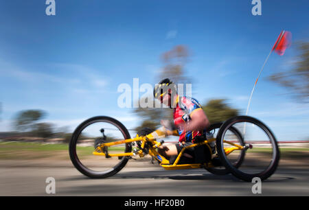 Le s.. Timothy Brown, de Houston, Texas, pouvoirs dans le plomb sur son vélo de randonnée au cours de la Marine Corps 2014 Essais cliniques au Marine Corps Base Camp Pendleton, en Californie, le 6 mars 2014. Le régiment du Corps des Marines blessés blessés permet, malades ou blessées Marines de se concentrer sur leurs capacités et de trouver de nouveaux moyens de se développer. Les athlètes seront en compétition de tir à l'arc, randonnée à vélo, tir, natation, athlétisme, champ, le volleyball assis, et le basket-ball en fauteuil roulant, 4-12 mars.(U.S. Marine Corps photo par le Sgt. Daniel Wetzel/libérés) Essais du Marine Corps Jour 3 140306-M-AR635-319 Banque D'Images