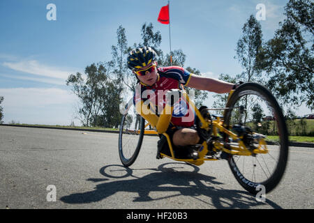 Le s.. Timothy Brown, de Houston, Texas, manèges d'un vélo Vélo vélo manuel au cours de la Marine Corps 2014 Essais cliniques au Marine Corps Base Camp Pendleton, en Californie, le 6 mars 2014. Le Marine Corps cliniques permettent aux blessés, malades, blessés ou marines pour se concentrer sur leurs capacités et de trouver de nouveaux moyens de se développer. Les athlètes concourent en tir à l'arc, vélo, tir, natation, athlétisme, champ, le volleyball assis, et le basket-ball en fauteuil roulant. (U.S. Marine Corps photo par le Sgt. Michael C. Walters/) Parution Essais Marine Corps Jour 3 140306-M-PR201-502 Banque D'Images