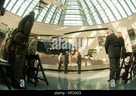 Un sergent-maître de l'artillerie du corps des Marines des États-Unis a pris sa retraite au Musée national du corps des Marines, Triangle, Virginie, le 7 mars 2014, après 30 ans de service honorable. Les cérémonies de retraite reconnaissent les réalisations professionnelles, le dévouement et les contributions aux missions, aux valeurs et aux traditions du corps des Marines. Banque D'Images