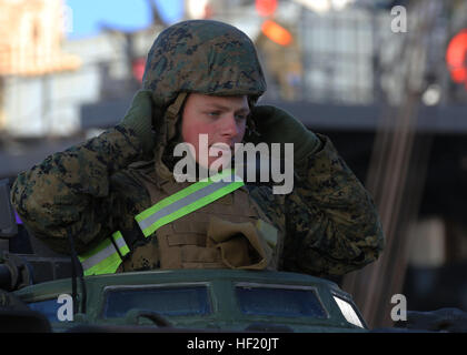 LCpl U.S. Marine. David Cyr, affecté avec 3D Marine Expeditionary Brigade, III Marine Expeditionary Force, place sa Meche sur avant de conduire le véhicule d'assaut amphibie de l'USNS 2e Le lieutenant John P. Bobo accosté à Gwangyang, Corée du Sud, mai. 10 mars 2014, en prévision de l'exercice Ssang Yong, cela aura lieu à Pohang, en Corée du Sud. Ssang Yong 14 est un exercice combiné annuel effectué par les forces de la marine et maritime avec la République de Corée (ROK) afin de renforcer nos relations de travail et l'interopérabilité dans toute la gamme des opérations militaires de secours en cas de catastrophe, pour compléter Banque D'Images