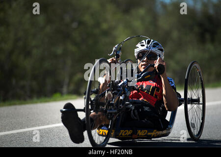 Vétéran Marine Cpl. Josue Barron participe à l'ergomètre cycle de compétition durant les essais du Marine Corps 2014 au Marine Corps Base Camp Pendleton, en Californie, le 9 mars 2014. Barron, de Cudahy, Californie, est venu en premier lieu. Barron a perdu sa jambe gauche et l'œil gauche pendant son déploiement au 3e Bataillon, 5e Régiment de Marines, le bataillon Darkhorse, en octobre 2010. (U.S. Marine Corps photo par le Sgt. Daniel Wetzel/libérés) Vétéran Marine Cpl. Josue Barron participe à l'ergomètre cycle de compétition durant les essais du Marine Corps 2014 au Marine Corps Base Camp Pendleton, en Californie, le 9 mars 2014 140309-M-AR6 Banque D'Images