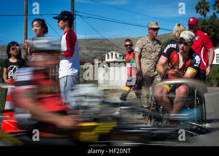 Vétéran Marine Richard Stalder, de Muenster, Texas cheers sur handcyclists près de la ligne d'arrivée lors de la Marine Corps 2014 Essais cliniques au Marine Corps Base Camp Pendleton, en Californie, le 9 mars 2014. Le Marine Corps cliniques permettent aux blessés, malades, blessés ou marines pour se concentrer sur leurs capacités et de trouver de nouveaux moyens de se développer. Les athlètes concourent en tir à l'arc, vélo, tir, natation, athlétisme, champ, le volleyball assis, et le basket-ball en fauteuil roulant. (U.S. Marine Corps photo par le Sgt. Michael C. Walters/) Parution vétéran Marine Richard Stalder, de Muenster, Texas cheers sur handcyclists près de la ligne d'arrivée d Banque D'Images