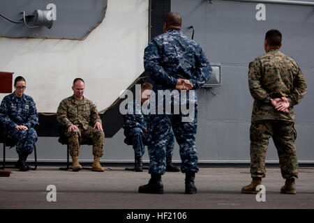 Direction de la 31e unité expéditionnaire de marines, l'Escadron amphibie USS Bonhomme Richard et 11 (LHD-6) réfléchir au cours d'une au cours d'une cérémonie pour commémorer les victimes de la Mars 2011 tremblement de terre de Tohoku et le tsunami dans le poste de pilotage de l'USS Bonhomme Richard (LHD-6), le 11 mars. Au cours de l'opération Tomodachi, la 31e MEU et PHIBRON-11 distribué 164 000 livres de nourriture, des milliers de gallons d'eau et d'autres fournitures de secours à Kesennuma, Oshima Island et d'autres domaines tout au long de la région de Honshu. Le Colonel John Merna, commandant de la 31e MEU et natif de Prince George's County, MD Banque D'Images